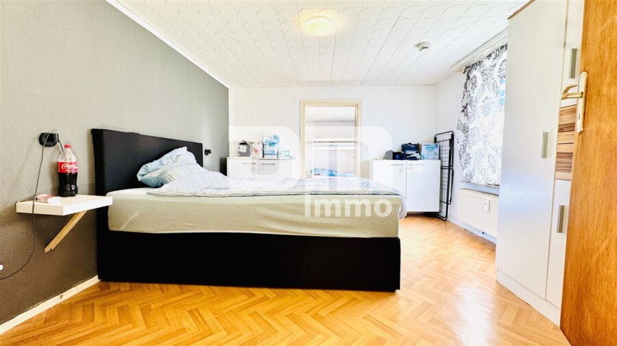 Vollvermietetes Wohn- und Gewerbeensemble: 3 Wohnungen + 2 Gewerbeeinheiten - WE2 OG Schlafzimmer